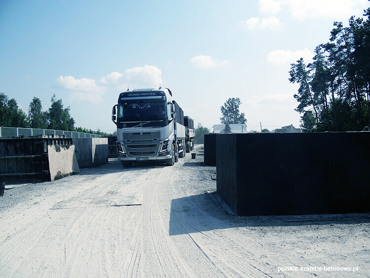 Transport szamb betonowych  w Kowalu